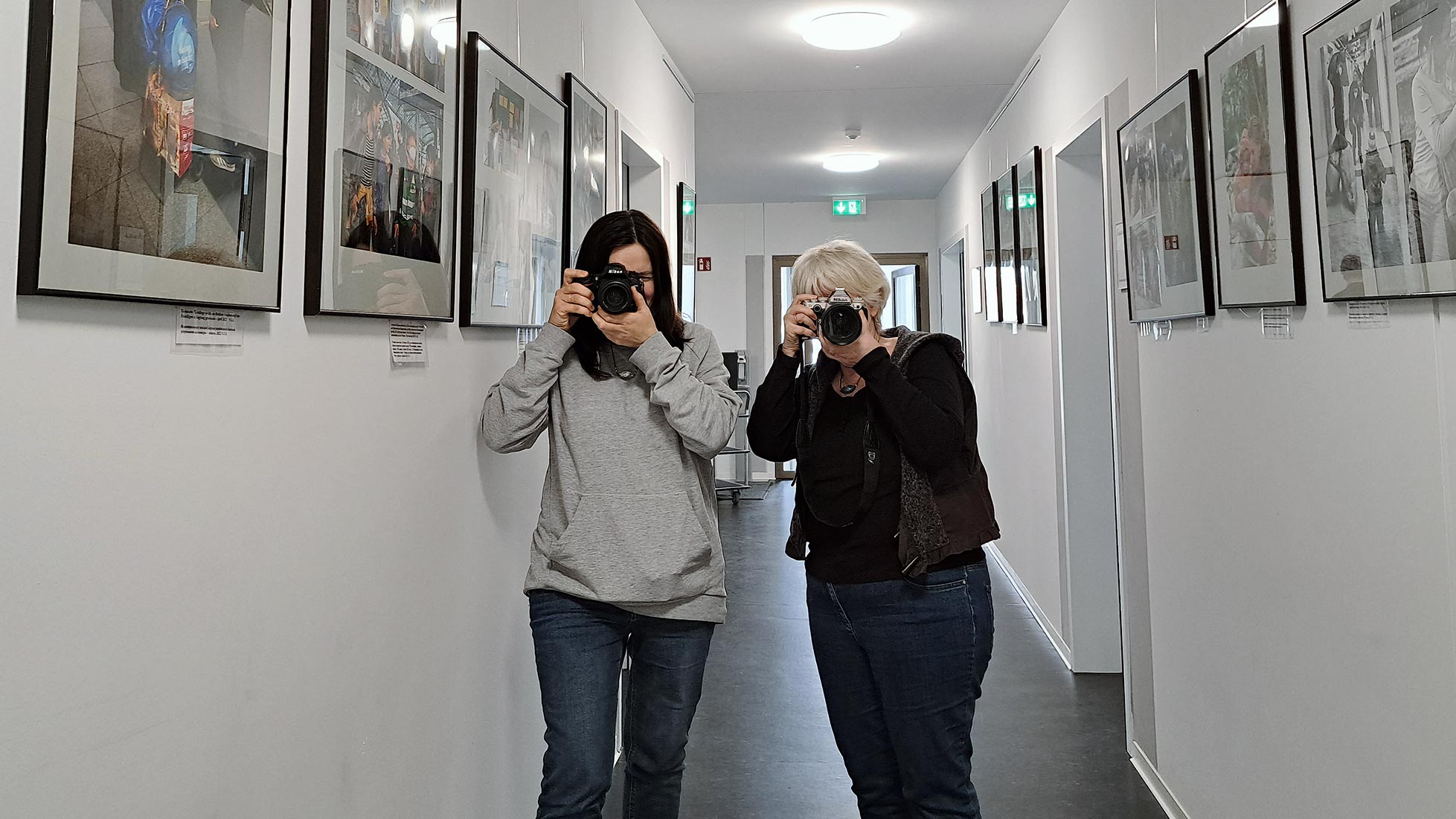 Inna Sarikova und Gabriele Senft in den Ausstellungsräumen im Kiezclub